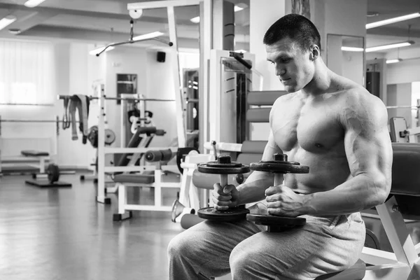 Mann macht Übungen im Fitnessstudio — Stockfoto