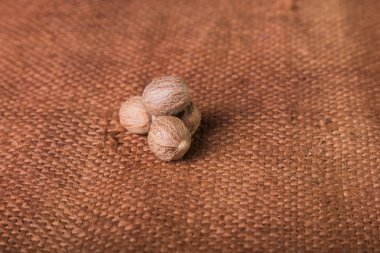 Antika arka plan üzerinde izole baharat