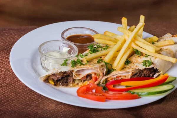 Shawarma med pommes frites potatis — Stockfoto