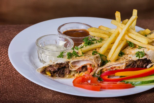 Shawarma med pommes frites potatis — Stockfoto