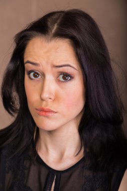 Siyah elbiseli güzel kadın.