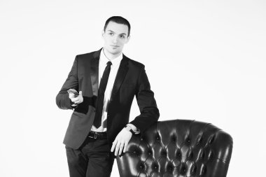 Deri koltuk duran işadamı