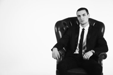 Deri sandalyede oturan işadamı