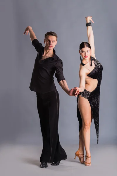 Ballroom dansers in dansen poses — Stockfoto