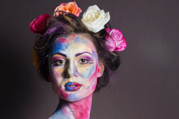 Женщина с красочным макияжем — стоковое фото
