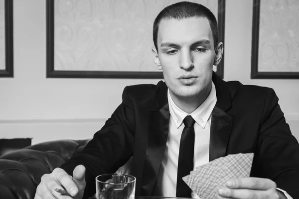 El hombre juega al poker en el casino — Foto de Stock
