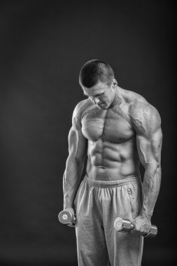 Dumbbell ile güçlü adam