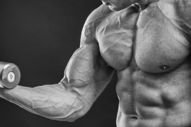 Dumbbell ile güçlü adam