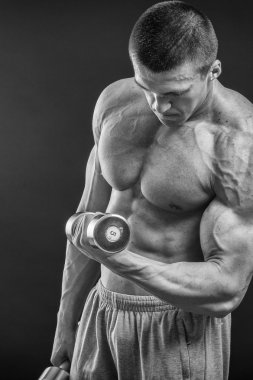 Dumbbell ile güçlü adam