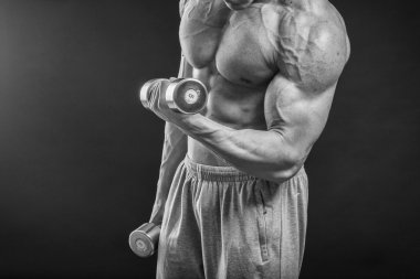 Dumbbell ile güçlü adam