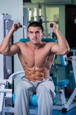 Spor salonunda egzersiz yapan erkek