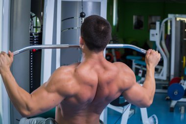 Spor salonunda egzersiz yapan erkek