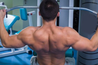 Spor salonunda egzersiz yapan erkek