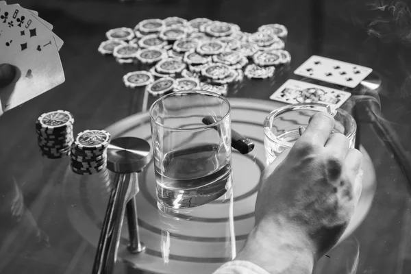 Homem joga poker no casino — Fotografia de Stock