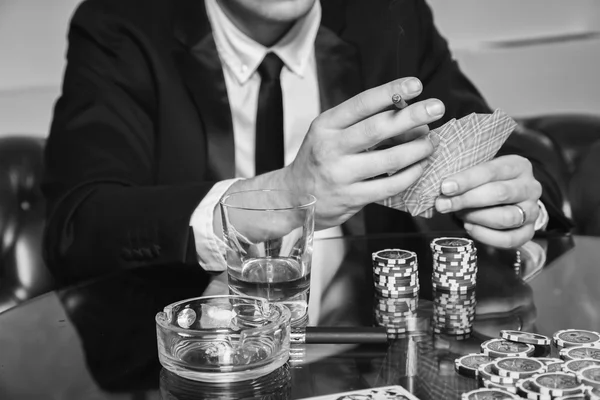 Mężczyzna grać w pokera w kasynie — Zdjęcie stockowe