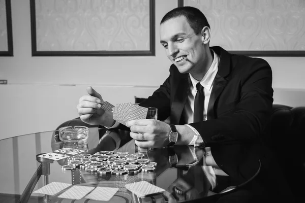 Homem joga poker no casino — Fotografia de Stock