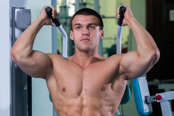 Hombre haciendo ejercicios en el gimnasio — Foto de Stock