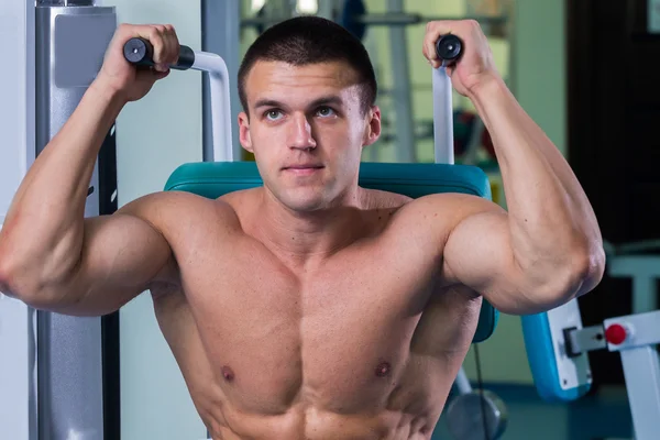 Hombre haciendo ejercicios en el gimnasio — Foto de Stock