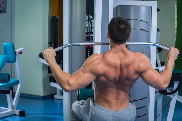 Mann macht Übungen im Fitnessstudio — Stockfoto