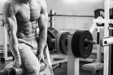 Spor salonunda egzersiz yapan erkek