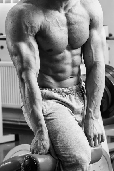 Hombre haciendo ejercicios en el gimnasio — Foto de Stock