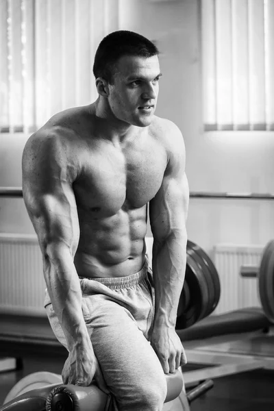 Hombre haciendo ejercicios en el gimnasio — Foto de Stock