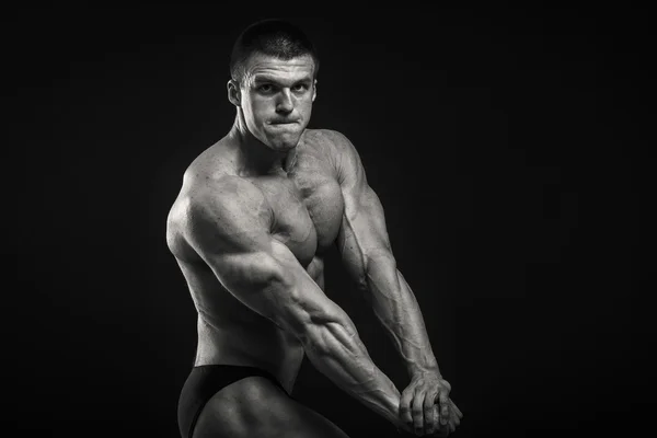 Musculoso homem fisiculturista — Fotografia de Stock