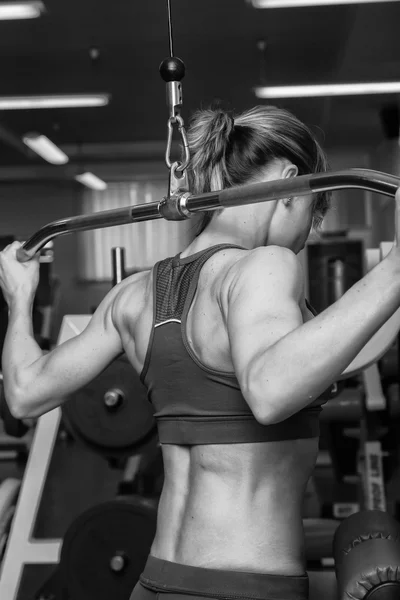 Kvinna träning i gymmet — Stockfoto