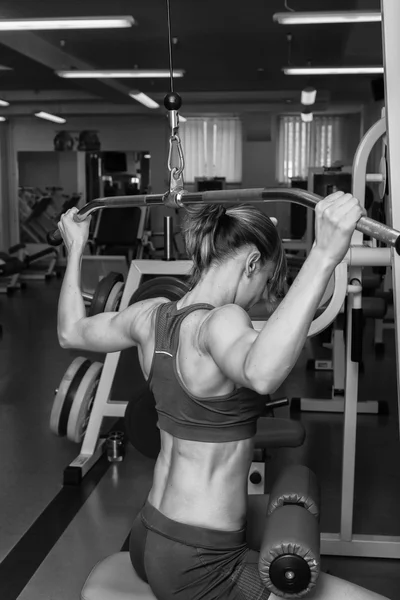 Kvinna träning i gymmet — Stockfoto