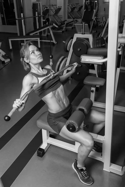 Женские тренировки в тренажерном зале — стоковое фото