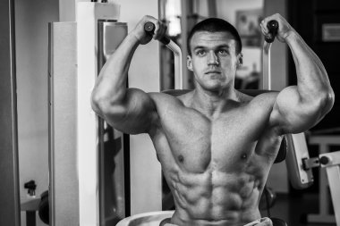 Spor salonunda egzersiz yapan erkek