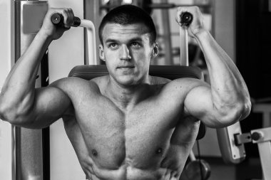 Spor salonunda egzersiz yapan erkek