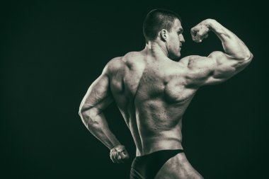 kaslı adam vücut geliştirmeci