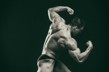 kaslı adam vücut geliştirmeci