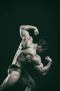 kaslı adam vücut geliştirmeci