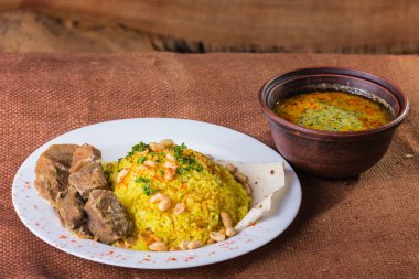 bir tabak etli pilav