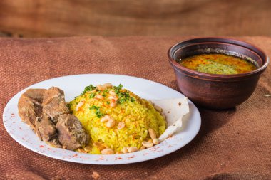 bir tabak etli pilav