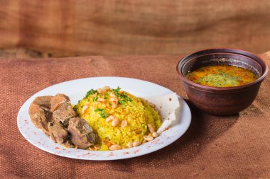 bir tabak etli pilav