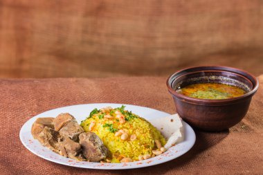 bir tabak etli pilav