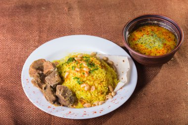 bir tabak etli pilav