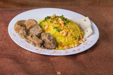 bir tabak etli pilav