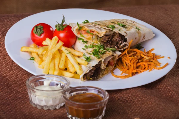 Shawarma con verduras y patatas — Foto de Stock