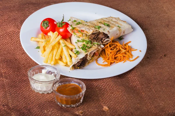 Shawarma con verduras y patatas — Foto de Stock