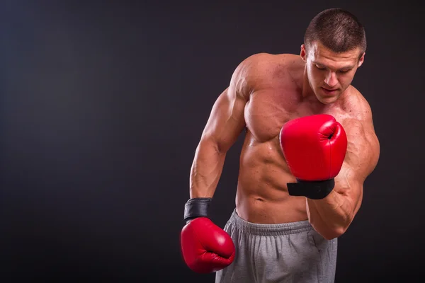 El hombre con guantes de boxeo —  Fotos de Stock