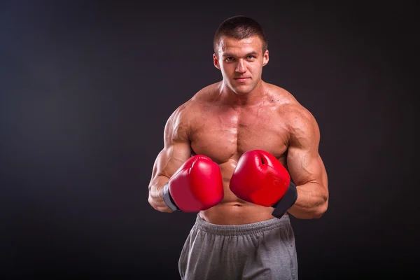 El hombre con guantes de boxeo —  Fotos de Stock