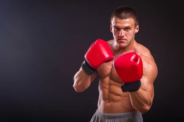 Mannen i boxning handskar — Stockfoto