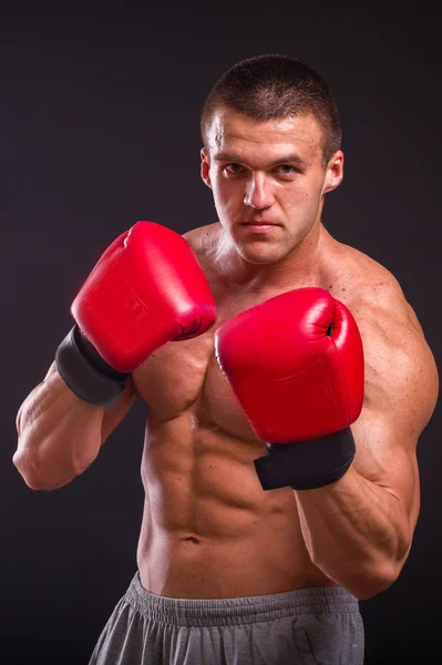 El hombre con guantes de boxeo —  Fotos de Stock