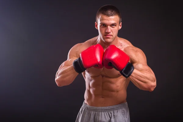 El hombre con guantes de boxeo —  Fotos de Stock