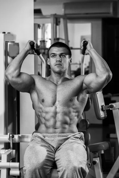 Hombre haciendo ejercicios en el gimnasio — Foto de Stock