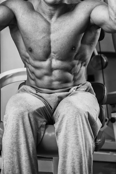 체육관에서 운동을 하는 남자 — 스톡 사진